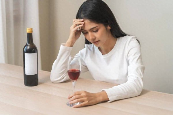 配资网首 女性更容易醉酒？背后有更多惊人的真相